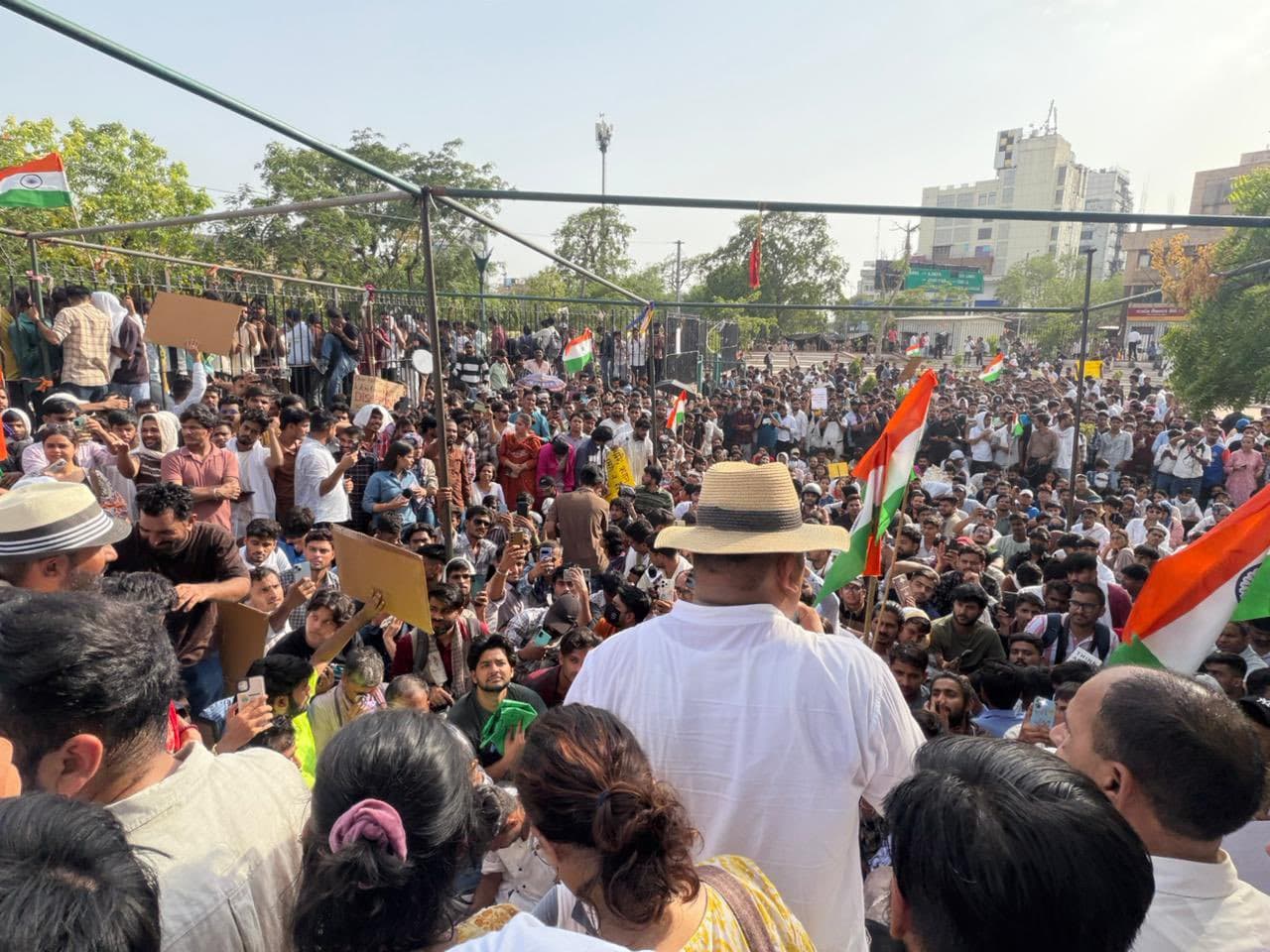 ராஜஸ்தான் இளைஞர்களின் ஒரே கோரிக்கை: தர்மேந்திர பிரதான் பதவி விலகுக!
