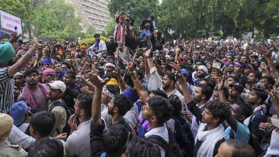🔴 "ஜெய் பீம், ஜெய் அரசியலமைப்பு" - மாணவர்கள் பெருந்திரளாக ஜந்தர் மந்தரில் குவிகின்றனர்; கல்வி முறைகேட்டுக்கு எதிரான போராட்டம் உச்சக்கட்டத்தை நெருங்குகிறது!