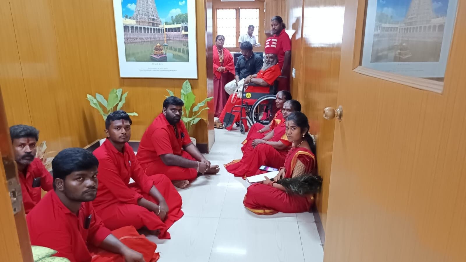 மதுரை கோயிலில் தமிழில் பாட ஓத வருவோர்க்கு மறுப்பு: போராட்டம்